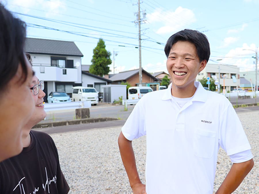 笑顔で談笑する男性たち