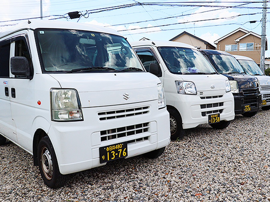 綺麗に並んでいる軽貨物車